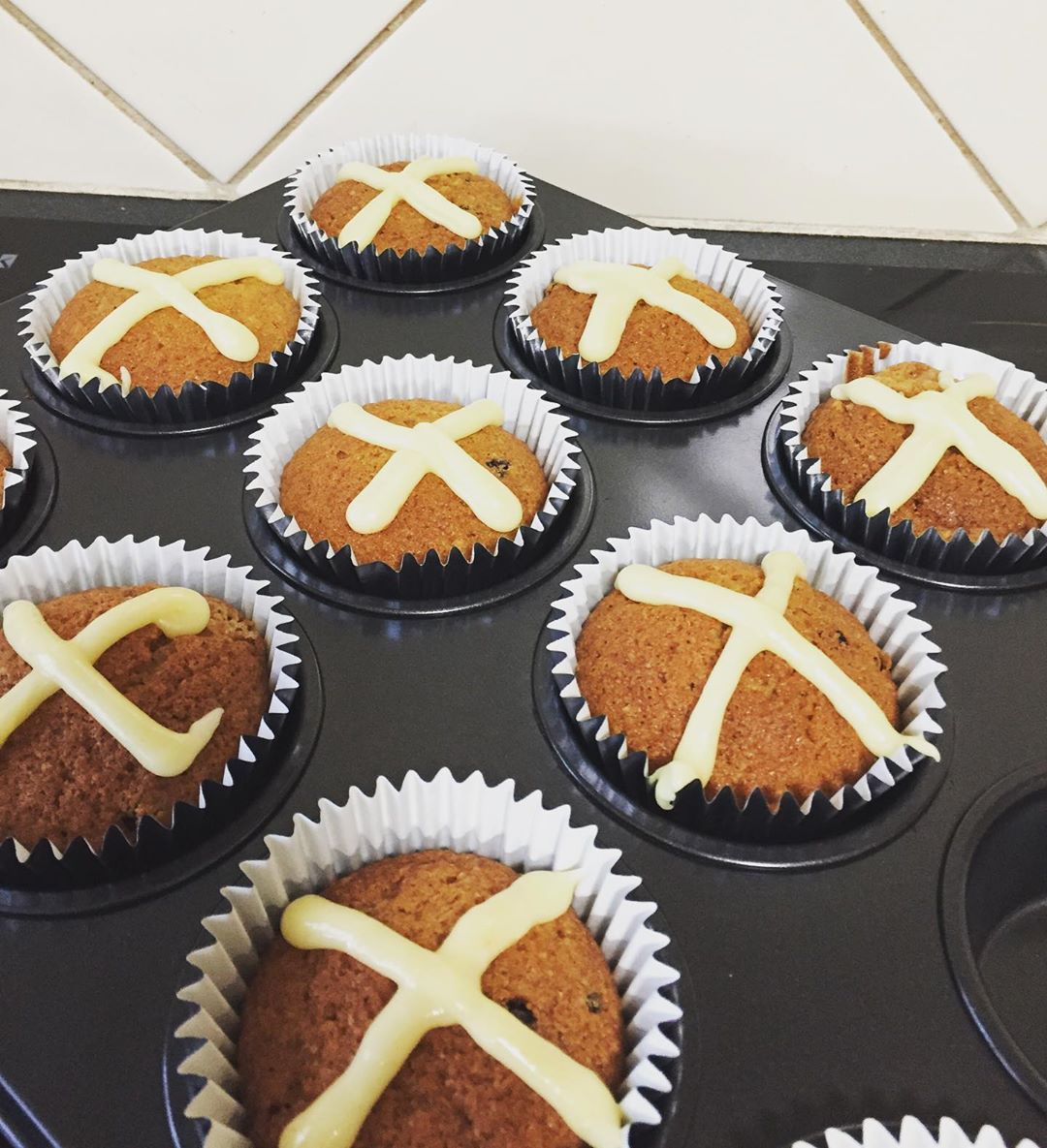 Hot cross bun cupcakes - recipe for kids.