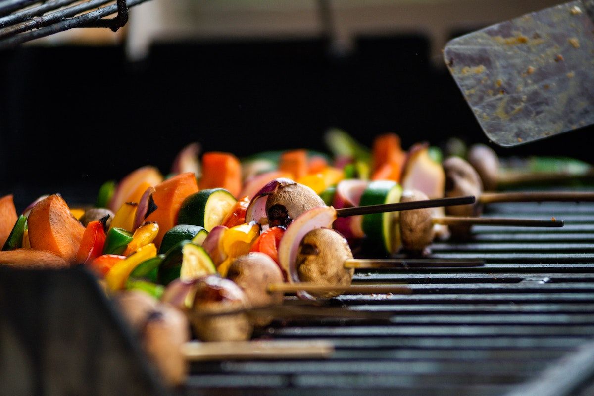 The best outdoor party ideas for teens: a BBQ party.